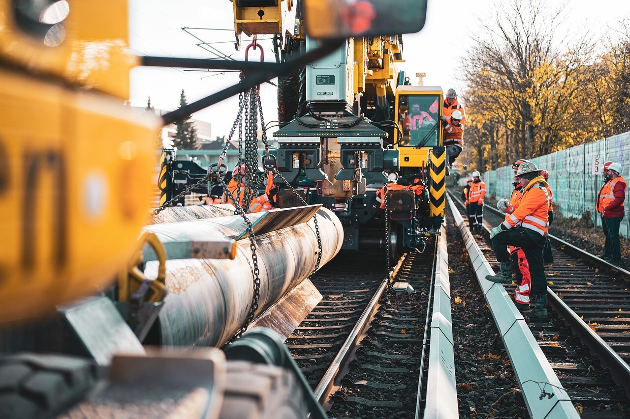 Мастер устанавливает капсульный модуль краном на строительной площадке